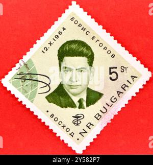 Photo d'un timbre-poste bulgare à 5 stotinka avec une illustration du cosmonaute Boris Borisovich Yegorov de la série recherche spatiale de 1965 Banque D'Images