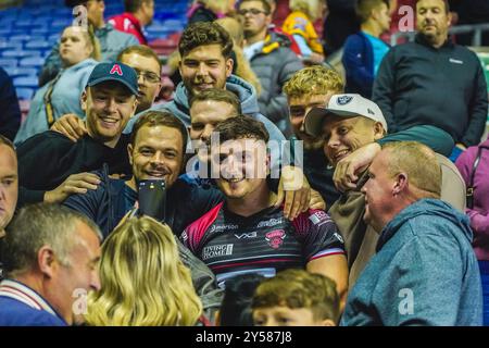 Wigan, Royaume-Uni. 19 septembre 2024. Super League Rugby : Wigan Warriors vs Salford Red Devils au Brick Stadium. Jack Wagstaffe dans la foule avec ses amis et sa famille. Crédit James Giblin/Alamy Live News. Banque D'Images