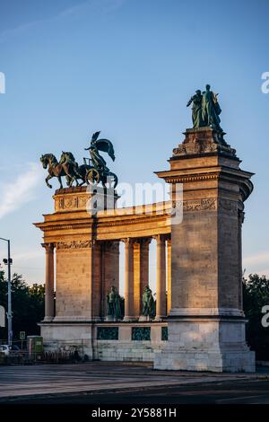 Budapest, Hongrie - 10 août 2024 : place des héros à Budapest au coucher du soleil Banque D'Images