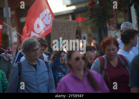 Fridays for future Demo Flensburg, Schleswig-Holstein, person hält transparent mit Aufschrift : respectez votre mère. Aufnahme vom 20.09.2024, Flensburg, Innenstadt, Südermarkt *** vendredi pour la future démo Flensburg, Schleswig Holstein, personne tenant la bannière avec inscription respectez votre mère photo prise le 20 09 2024, Flensburg, centre-ville, Südermarkt Banque D'Images