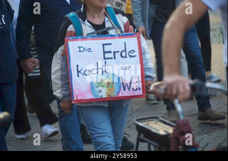 Fridays for future Demo Flensburg, Schleswig-Holstein, transparent mit Aufschrift : Die Erde kocht vor Wut. Aufnahme vom 20.09.2024, Flensburg, Innenstadt, Südermarkt *** vendredi pour la future démo Flensburg, Schleswig Holstein, bannière avec l'inscription Die Erde kocht vor Wut photo prise le 20 09 2024, Flensburg, centre-ville, Südermarkt Banque D'Images