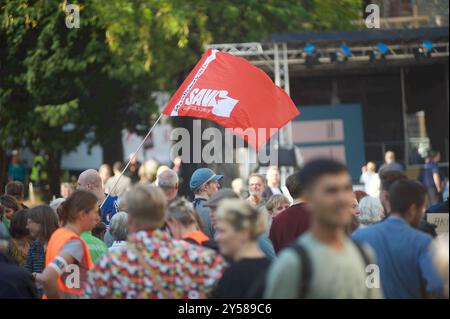 Fridays for future Demo Flensburg, Schleswig-Holstein, Mann schwenkt Fahne von Sozialistische Alternative SAV. Aufnahme vom 20.09.2024, Flensburg, Innenstadt, Südermarkt *** vendredi pour future démo Flensburg, Schleswig Holstein, homme agitant le drapeau de l'Alternative socialiste SAV photo prise le 20 09 2024, Flensburg, centre-ville, Südermarkt Banque D'Images