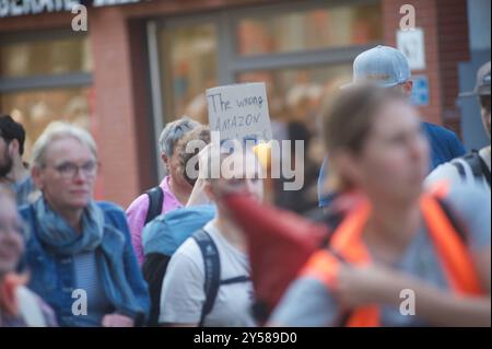 Fridays for future Demo Flensburg, Schleswig-Holstein, transparent mit Aufschrift : The Wrong Amazon. Aufnahme vom 20.09.2024, Flensburg, Innenstadt, Südermarkt *** vendredi pour future Demo Flensburg, Schleswig Holstein, bannière avec inscription la mauvaise photo amazonienne prise le 20 09 2024, Flensburg, centre-ville, Südermarkt Banque D'Images