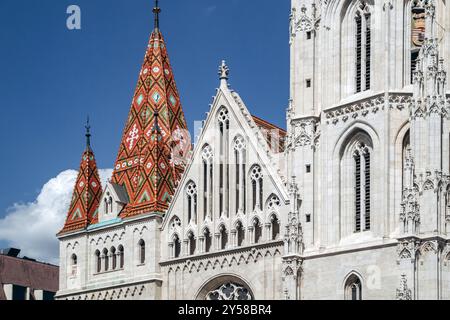 Budapest, Hongrie - 10 août 2024 : L'église de l'Assomption du château de Buda, plus communément connue sous le nom d'église Matthias Banque D'Images