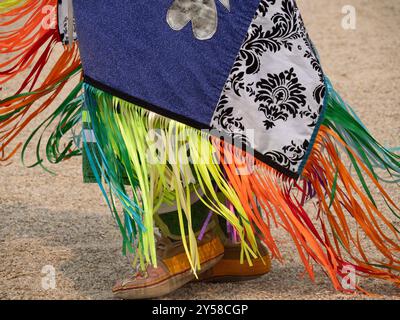 Gros plan d'une fille amérindienne portant un châle en ruban et des mocassins perlés dans un pow-wow à Lodge Pole, Montana. Banque D'Images