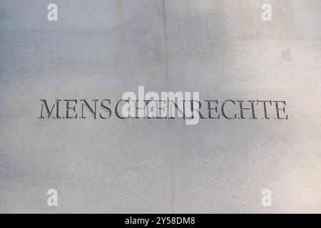 Démonstration gegen israelische Militaerangriffe im Nahen Osten, Kornmarkt, Nuernberg, 20.09.2024 Die Inschrift Menschenrechte ist in Stein am Tor zum Eingang der Strasse der Menschenrechte in Nuernberg eingemeisselt. Dieses Kunstwerk symbolisiert den universellen Kampf für Menschenrechte. Nuernberg Bayern Deutschland *** manifestation contre les attaques militaires israéliennes au moyen-Orient, Kornmarkt, Nuremberg, 20 09 2024 L'inscription droits de l'homme est gravée dans la pierre à l'entrée de la rue des droits de l'homme à Nuremberg cette œuvre symbolise la lutte universelle pour l'homme Banque D'Images