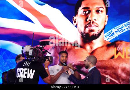 Anthony Joshua lors d'une pesée à Trafalgar Square, Londres. Le combat pour le titre des poids lourds IBF entre Anthony Joshua et Daniel Dubois aura lieu le samedi 21 septembre. Date de la photo : vendredi 20 septembre 2024. Banque D'Images