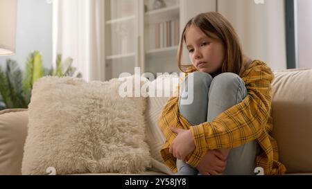 Malheureux stressant caucasien déprimée fille écolière triste seule à la maison pensant problème psychologique à l'école ressentant le stress anxiété souffrir Banque D'Images