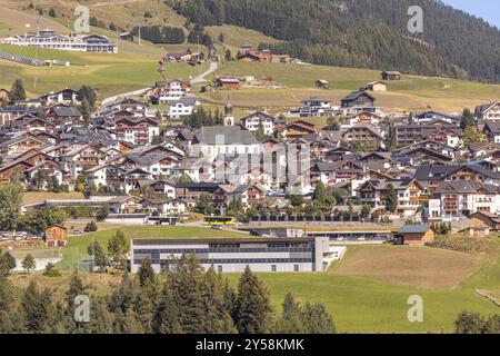 20.09.2024 / Fiss im Spätsommer, Tirol, Österreich / Bild : Pfarrkirche zum Heiligen Johannes dem Täufer und Heiligen Sebastian, Pfarre Fiss, Kirche *** 20 09 2024 Fiss in late Summer, Tyrol, Austria Picture Parish Church of Jean-Baptist and Sebastian, Parish of Fiss, Church Banque D'Images