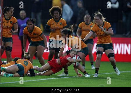 Newport, Royaume-Uni. 20 septembre 2024. Keira Bevan, du pays de Galles, marque son équipe au 1er essai. Wales Women v Australia Women, WXV Warm Up match à Rodney Parade à Newport, South Wales le vendredi 20 septembre 2024. photo par Andrew Orchard/Andrew Orchard photographie sportive/ Alamy Live News crédit : Andrew Orchard photographie sportive/Alamy Live News Banque D'Images