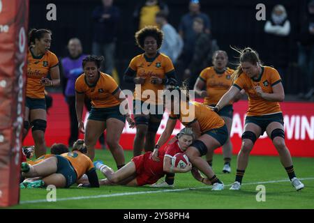 Newport, Royaume-Uni. 20 septembre 2024. Keira Bevan, du pays de Galles, marque son équipe au 1er essai. Wales Women v Australia Women, WXV Warm Up match à Rodney Parade à Newport, South Wales le vendredi 20 septembre 2024. photo par Andrew Orchard/Andrew Orchard photographie sportive/ Alamy Live News crédit : Andrew Orchard photographie sportive/Alamy Live News Banque D'Images