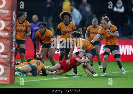 Newport, Royaume-Uni. 20 septembre 2024. Keira Bevan, du pays de Galles, marque son équipe au 1er essai. Wales Women v Australia Women, WXV Warm Up match à Rodney Parade à Newport, South Wales le vendredi 20 septembre 2024. photo par Andrew Orchard/Andrew Orchard photographie sportive/ Alamy Live News crédit : Andrew Orchard photographie sportive/Alamy Live News Banque D'Images