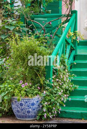 Fleurs colorées sur la véranda de la maison du peintre impressionniste Claude Monet à Giverny, France. Banque D'Images