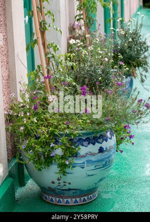 Fleurs colorées sur la véranda de la maison du peintre impressionniste Claude Monet à Giverny, France. Banque D'Images