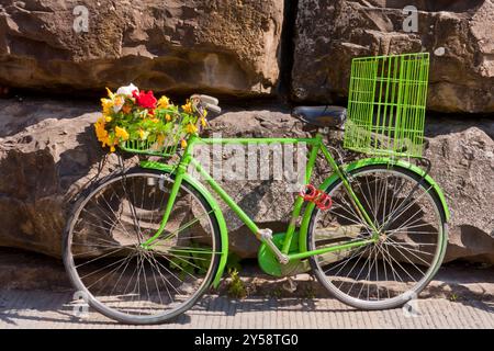 Vélo avec des décorations florales dans une rue de Florence, Toscane Italie Banque D'Images