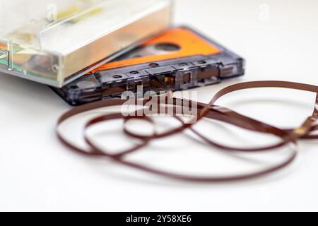 Une cassette de musique vintage et étui isolé en blanc. Banque D'Images