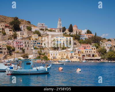 Île de Symi, Grèce - 20 avril 2023 : L'île de Symi est une petite île du Dodécanèse, qui étonne les visiteurs avec une atmosphère calme. petits bateaux de pêche dans la baie Banque D'Images