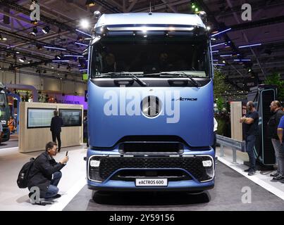 Camion électrique Mercedes-Benz Truck eActros600, camion de l'année, salon IAA Transportation, Hanovre, 18/09/2024, Hanovre, basse-Saxe, Allemagne, Banque D'Images