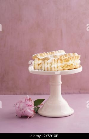 Buttercream avec éclairs sur un remplissage pink cake stand Banque D'Images