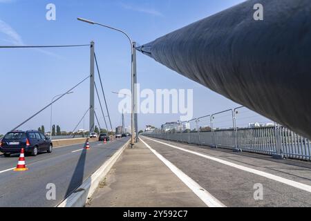 Le pont Theodor-Heuss, traversée du Rhin, pont à haubans, premier pont routier de la famille des ponts Duesseldorf, est délabré, en béton Banque D'Images