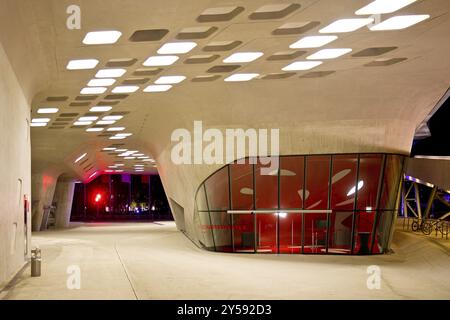 Sous le bâtiment phaeno, un paysage expérimental et centre scientifique la nuit, Wolfsburg, basse-Saxe, Allemagne, Europe Banque D'Images