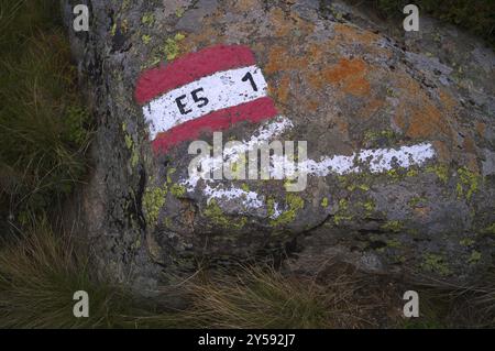 Marquage, étiquetage, chemin de randonnée longue distance E5, traversée alpine, Almenweg, Klammeben, Hirzer près de Saltaus, Schenna, Scena, Vallée du Passeier, Sud T Banque D'Images