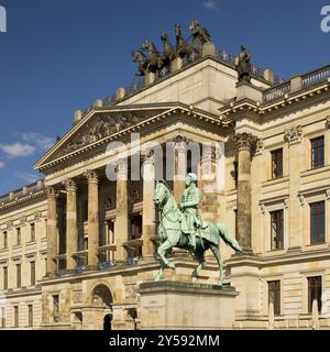 Palais, complexe classique à trois ailes avec quadriga et statue équestre du duc Friedrich Wilhelm, Brunswick, basse-Saxe, Allemagne, Europe Banque D'Images