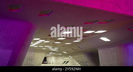 Le bâtiment phaeno coloré illuminé, un paysage expérimental et un centre scientifique dans la soirée, Wolfsburg, basse-Saxe, Allemagne, Europe Banque D'Images