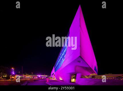 Le bâtiment phaeno coloré illuminé, un paysage expérimental et un centre scientifique dans la soirée, Wolfsburg, basse-Saxe, Allemagne, Europe Banque D'Images