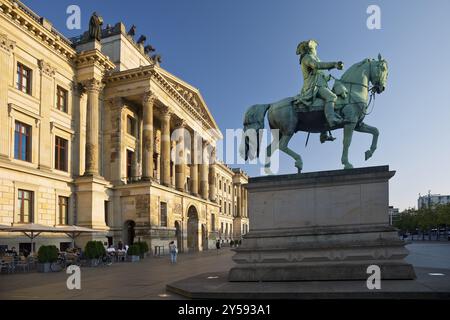 Palais sur la place du Palais avec statue équestre du duc Carl Wilhelm Ferdinand, Brunswick, basse-Saxe, Allemagne, Europe Banque D'Images