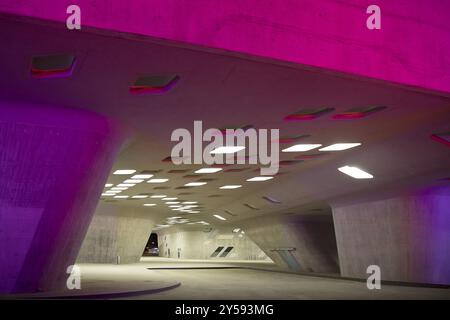 Le bâtiment phaeno coloré illuminé, un paysage expérimental et un centre scientifique dans la soirée, Wolfsburg, basse-Saxe, Allemagne, Europe Banque D'Images