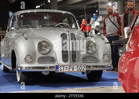 Zagreb, Croatie. 03 juillet 2024. BMW 501 est exposée lors d'un salon de voitures Oldtimer au hall Exportdrvo à Rijeka, Croatie, le 20 septembre 2024, 2024. Photo : Nel Pavletic/PIXSELL crédit : Pixsell/Alamy Live News Banque D'Images