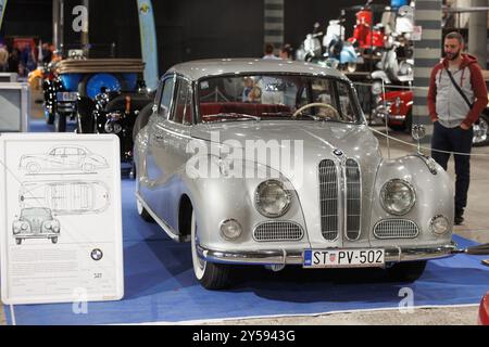 Zagreb, Croatie. 03 juillet 2024. BMW 501 est exposée lors d'un salon de voitures Oldtimer au hall Exportdrvo à Rijeka, Croatie, le 20 septembre 2024, 2024. Photo : Nel Pavletic/PIXSELL crédit : Pixsell/Alamy Live News Banque D'Images