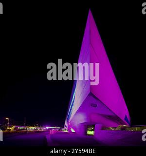 Le bâtiment phaeno coloré illuminé, un paysage expérimental et un centre scientifique dans la soirée, Wolfsburg, basse-Saxe, Allemagne, Europe Banque D'Images