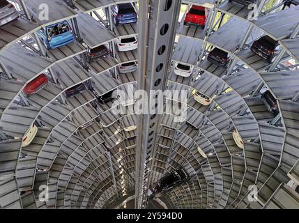 Voitures neuves pour livraison dans l'Autoturm, vue intérieure de haut en bas, Autostadt, Volkswagen AG, Wolfsburg, basse-Saxe, Allemagne, Europe Banque D'Images