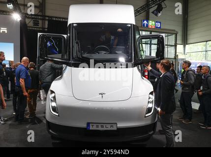 Camion semi-électrique Tesla sur le stand Tesla au salon IAA Transportation, Hanovre, 18/09/2024, Hanovre, basse-Saxe, Allemagne, Europe Banque D'Images