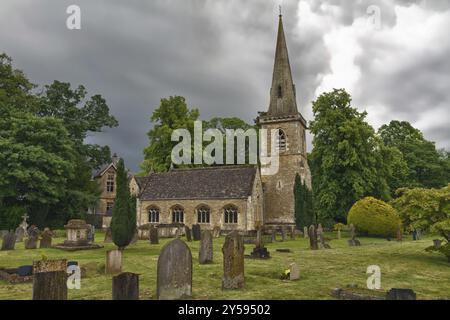 L'église St Mary avec cimetière à Cotswolds, Lower Slaughter, UK Banque D'Images