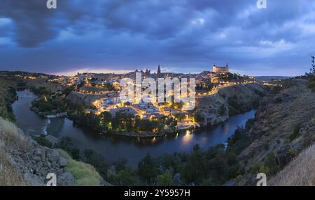 Vue panoramique de Tolède après le coucher du soleil, Espagne, Europe Banque D'Images