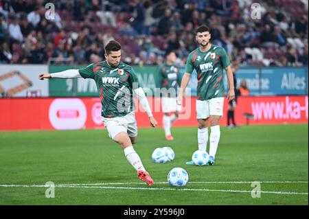 GER, Bayern, Augsburg, Fussball, FC Augsburg - 1. FSV Mainz 05, in der WWK Arena, Augsbourg, 4. Spieltag, 20.09.24, v.l. Elvis Rexhbecaj (FC Augsburg, 8), Maximilian Bauer (FC Augsburg, 23), Aufwärmen la réglementation DFL/DFB interdit toute utilisation de photographies comme séquences d'images et/ou quasi-vidéo, Banque D'Images