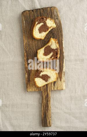 Trois tranches de gâteau de marbre sur une planche de bois rustique Banque D'Images