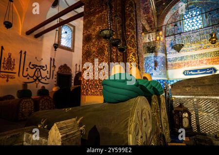 Konya, Turquie - 14 septembre 2021 : intérieur du mausolée magnifiquement décoré présentant l'art islamique traditionnel, des motifs complexes et des couleurs vibrantes Banque D'Images