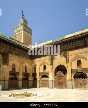 Bou Inania Madrasa cour et minaret, Fès, Maroc Banque D'Images