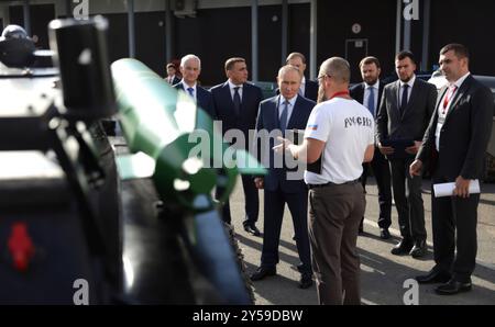 Saint-Pétersbourg, Russie. 19 septembre 2024. Le président russe Vladimir Poutine, au centre, visite des drones à usage spécial avec des membres du Front populaire de Russie au Centre de technologie spéciale, le 19 septembre 2024 à Saint-Pétersbourg, en Russie. Crédit : Gavriil Grigorov/Kremlin Pool/Alamy Live News Banque D'Images