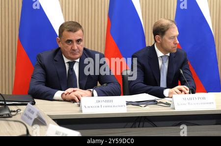 Saint-Pétersbourg, Russie. 19 septembre 2024. Le premier vice-premier ministre russe Denis Manturov, à droite, et l'aide présidentielle et secrétaire du Conseil d'Etat Alexei Dyumin, à gauche, avant le début d'une réunion de la Commission militaro-industrielle sur les UAV à usage spécial au Centre de technologie spéciale, le 19 septembre 2024 à Strelna, Saint-Pétersbourg, Russie. Crédit : Gavriil Grigorov/Kremlin Pool/Alamy Live News Banque D'Images