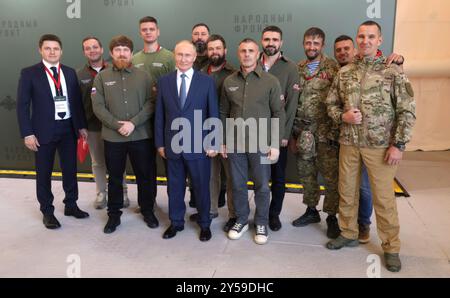 Saint-Pétersbourg, Russie. 19 septembre 2024. Le président russe Vladimir Poutine pose pour une photo de groupe avec des membres du Front populaire de Russie au Centre technologique spécial, le 19 septembre 2024 à Saint-Pétersbourg, en Russie. Crédit : Gavriil Grigorov/Kremlin Pool/Alamy Live News Banque D'Images