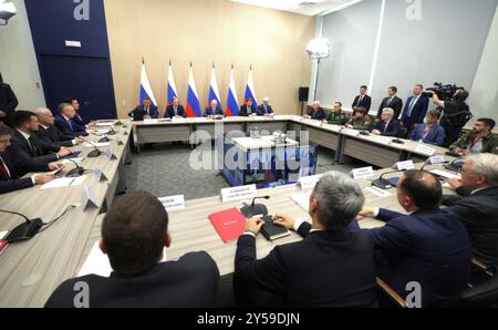 Saint-Pétersbourg, Russie. 19 septembre 2024. Le président russe Vladimir Poutine préside une réunion de la Commission militaro-industrielle sur les drones à usage spécial au Centre de technologie spéciale, le 19 septembre 2024 à Strelna, Saint-Pétersbourg, Russie. Crédit : Gavriil Grigorov/Kremlin Pool/Alamy Live News Banque D'Images