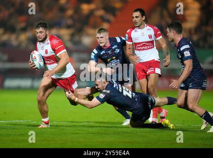 Matthew Storton de Hull KR brise le tacle de Cameron Smith de Leeds Rhinos lors du match de Betfred Super League au Sewell Group Craven Park Stadium, Kingston upon Hull. Date de la photo : vendredi 20 septembre 2024. Banque D'Images