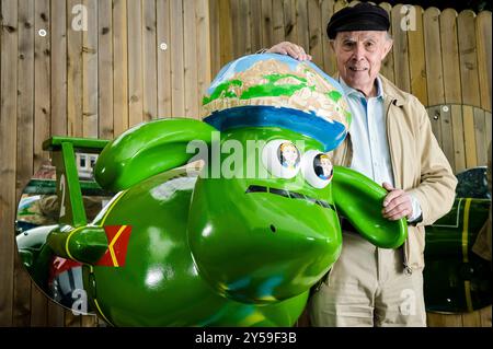 Dossier photo datée du 04/08/15 de la voix de Thunderbirds Parker, David Graham, par une sculpture de Shaun le mouton intitulée Thunderbirds Are Go. David Graham est décédé à l'âge de 99 ans, cela a été confirmé. Date d'émission : vendredi 20 septembre 2024. Banque D'Images