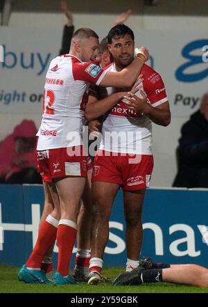 Peta Hiku de Hull KR (à droite) célèbre avoir marqué le troisième but de son équipe lors du match de Betfred Super League au Sewell Group Craven Park Stadium, Kingston upon Hull. Date de la photo : vendredi 20 septembre 2024. Banque D'Images