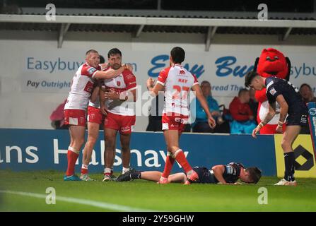 Peta Hiku de Hull KR (au centre) célèbre avoir marqué le troisième but de son équipe lors du match de Betfred Super League au Sewell Group Craven Park Stadium, Kingston upon Hull. Date de la photo : vendredi 20 septembre 2024. Banque D'Images